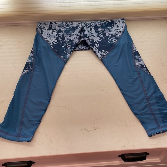 Under Armor Blue 3/4 Leggings Size L Compression Leggings ~ Mesh Mid Rise Capri - Picture 4 of 6